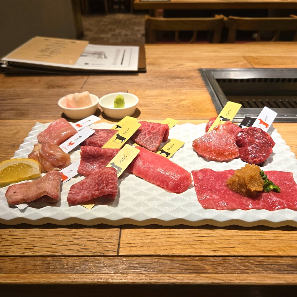 moyori960's tweet photo. 今月の激務乗り切った限界社畜、ご褒美ソロ焼肉きた🍖ｳﾏｰｰ
来月もさらに激務だし、年末近づいてきて飲み会件数もやばいし、enst推しイベきて睡眠時間ないし、鬼忙しくて既に心折れそうよ https://t.co/RljAIc3e0W