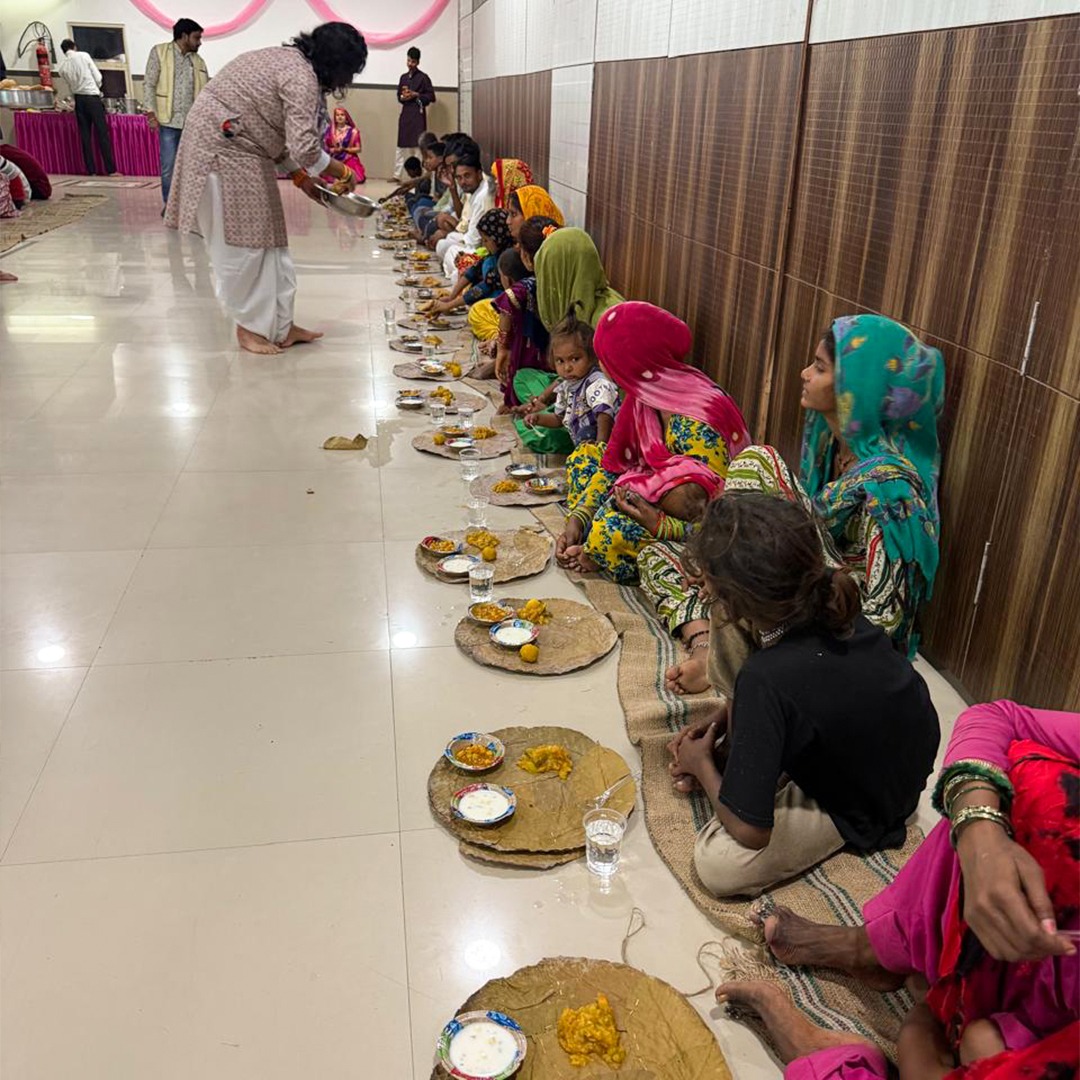 Merabharatms's tweet image. आंवला नवमी के शुभ अवसर पर पूज्य श्री देवकीनंदन ठाकुर जी महाराज के पावन सानिध्य में शांति सेवा धाम वृन्दावन में भंडारे का आयोजन किया गया। इस आयोजन में बड़ी संख्या में भक्तगण एवं साधु-संतों ने भोजन प्रसादी ग्रहण की ।
.
.
.
#bhandara #AmlaNavami #AkshayaNavami #vrindavan