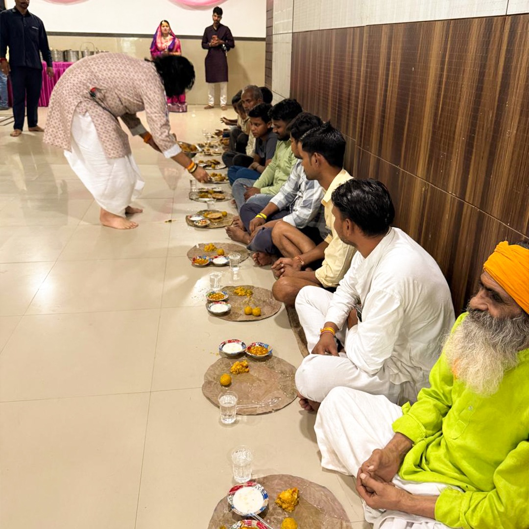 Merabharatms's tweet image. आंवला नवमी के शुभ अवसर पर पूज्य श्री देवकीनंदन ठाकुर जी महाराज के पावन सानिध्य में शांति सेवा धाम वृन्दावन में भंडारे का आयोजन किया गया। इस आयोजन में बड़ी संख्या में भक्तगण एवं साधु-संतों ने भोजन प्रसादी ग्रहण की ।
.
.
.
#bhandara #AmlaNavami #AkshayaNavami #vrindavan