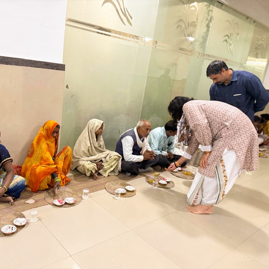 Merabharatms's tweet image. आंवला नवमी के शुभ अवसर पर पूज्य श्री देवकीनंदन ठाकुर जी महाराज के पावन सानिध्य में शांति सेवा धाम वृन्दावन में भंडारे का आयोजन किया गया। इस आयोजन में बड़ी संख्या में भक्तगण एवं साधु-संतों ने भोजन प्रसादी ग्रहण की ।
.
.
.
#bhandara #AmlaNavami #AkshayaNavami #vrindavan