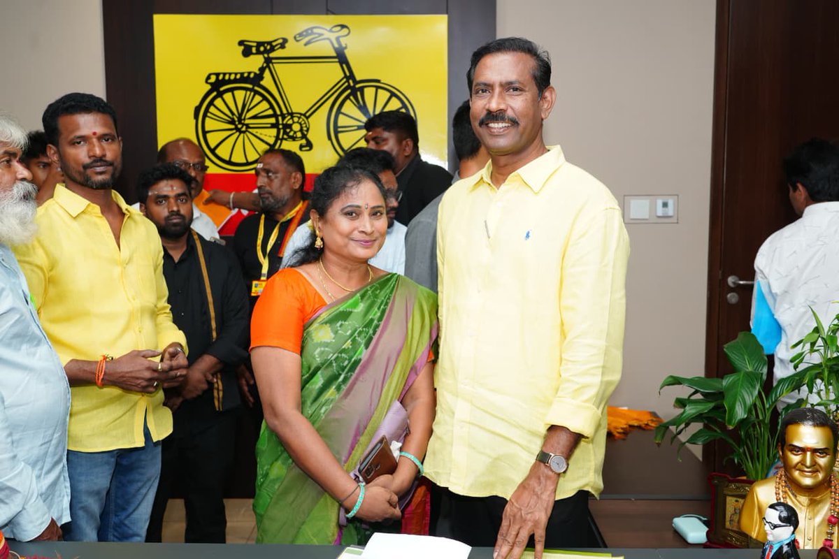 Pallasrinivas4u's tweet image. టీడీపీ కేంద్ర కార్యాలయంలోని ప్రజావేదికలో, టీడీపీ రాష్ట్ర అధ్యక్షులు శ్రీ పల్లా శ్రీనివాసరావు గారు ప్రజల నుండి నేరుగా వినతులు స్వీకరించి, వారి సమస్యలను తెలుసుకుని తగిన సూచనలు చేసి పరిష్కార చర్యలు చేపట్టారు.

#PallaSrinivasaRao 
#TDPStatePresident #PrajaVedika #TDPCentralOffice…