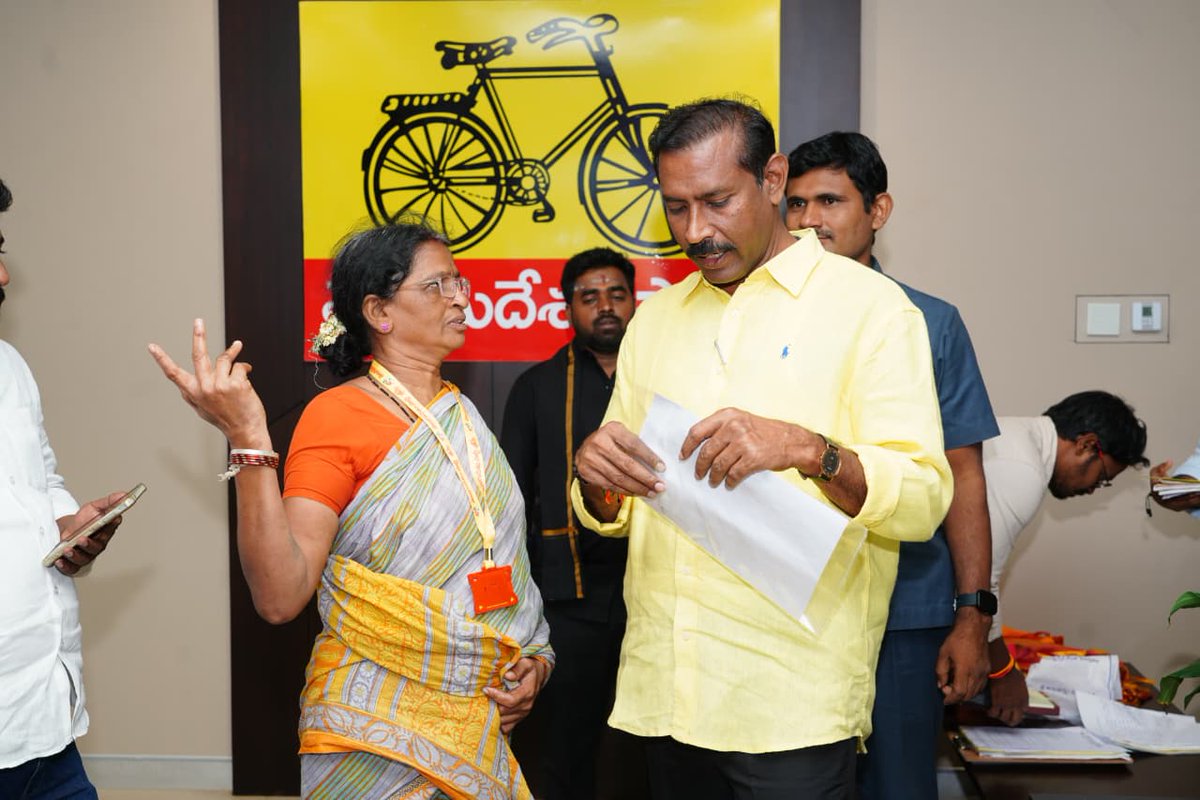 Pallasrinivas4u's tweet image. టీడీపీ కేంద్ర కార్యాలయంలోని ప్రజావేదికలో, టీడీపీ రాష్ట్ర అధ్యక్షులు శ్రీ పల్లా శ్రీనివాసరావు గారు ప్రజల నుండి నేరుగా వినతులు స్వీకరించి, వారి సమస్యలను తెలుసుకుని తగిన సూచనలు చేసి పరిష్కార చర్యలు చేపట్టారు.

#PallaSrinivasaRao 
#TDPStatePresident #PrajaVedika #TDPCentralOffice…