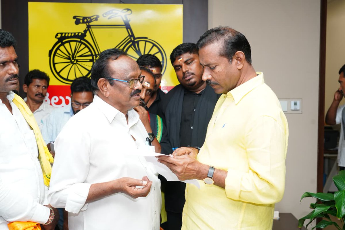 Pallasrinivas4u's tweet image. టీడీపీ కేంద్ర కార్యాలయంలోని ప్రజావేదికలో, టీడీపీ రాష్ట్ర అధ్యక్షులు శ్రీ పల్లా శ్రీనివాసరావు గారు ప్రజల నుండి నేరుగా వినతులు స్వీకరించి, వారి సమస్యలను తెలుసుకుని తగిన సూచనలు చేసి పరిష్కార చర్యలు చేపట్టారు.

#PallaSrinivasaRao 
#TDPStatePresident #PrajaVedika #TDPCentralOffice…