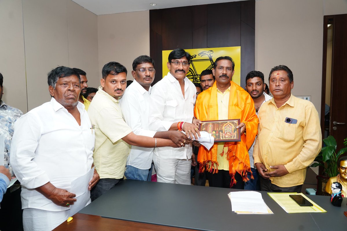 Pallasrinivas4u's tweet image. టీడీపీ కేంద్ర కార్యాలయంలోని ప్రజావేదికలో, టీడీపీ రాష్ట్ర అధ్యక్షులు శ్రీ పల్లా శ్రీనివాసరావు గారు ప్రజల నుండి నేరుగా వినతులు స్వీకరించి, వారి సమస్యలను తెలుసుకుని తగిన సూచనలు చేసి పరిష్కార చర్యలు చేపట్టారు.

#PallaSrinivasaRao 
#TDPStatePresident #PrajaVedika #TDPCentralOffice…