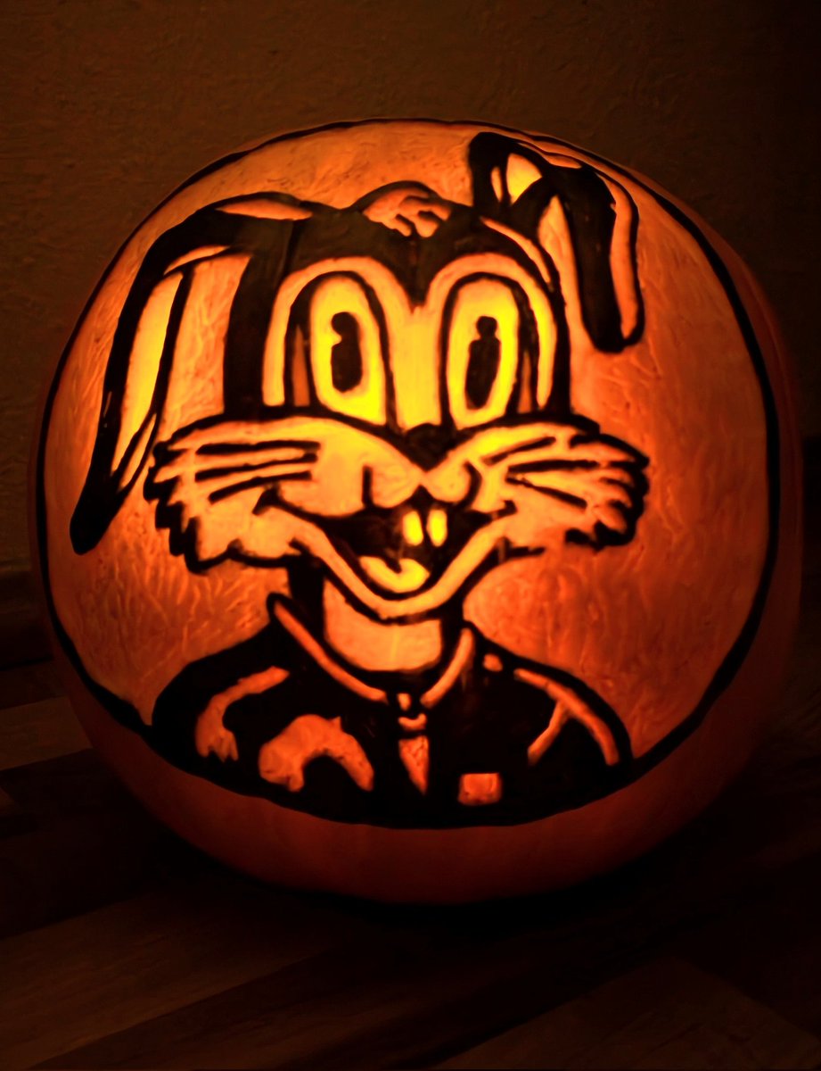 Didn’t take me all of HOPTOBER to carve this bad bun, but it was still a hare-raising, gourd-gutting, seed-splattering ride 🎃🐰
My Hopstar’s lookin’ extra a-peel-ing for the <a href="/TheHopStarz/">HOP-STARZ 🐰 🦍</a> Carving Contest  hop on over &amp; admire this gourd-geous bun! 🥕✨

How did I d👀?