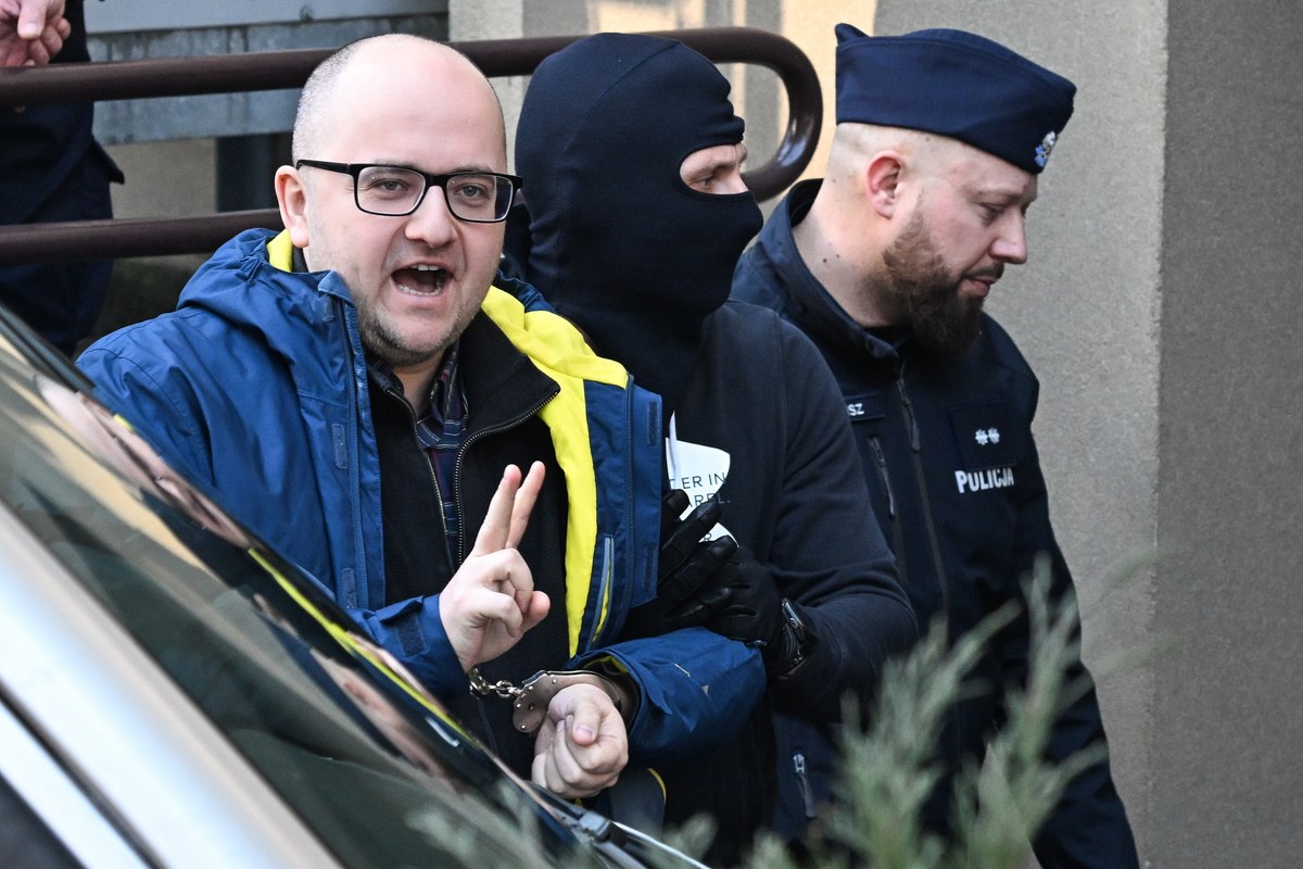 Dariusz Matecki, syn konfidenta SB, wnuk UB-ka, bandzior który pchnął dziecko do samobójstwa, faszysta, rasista i zwykły złodziej. Matecki jest podejrzany o sześć przestępstw, za które grozi mu do 10 lat więzienia. Nie za pomyłkę. Nie za błąd. Za świadome, bezczelne żerowanie na