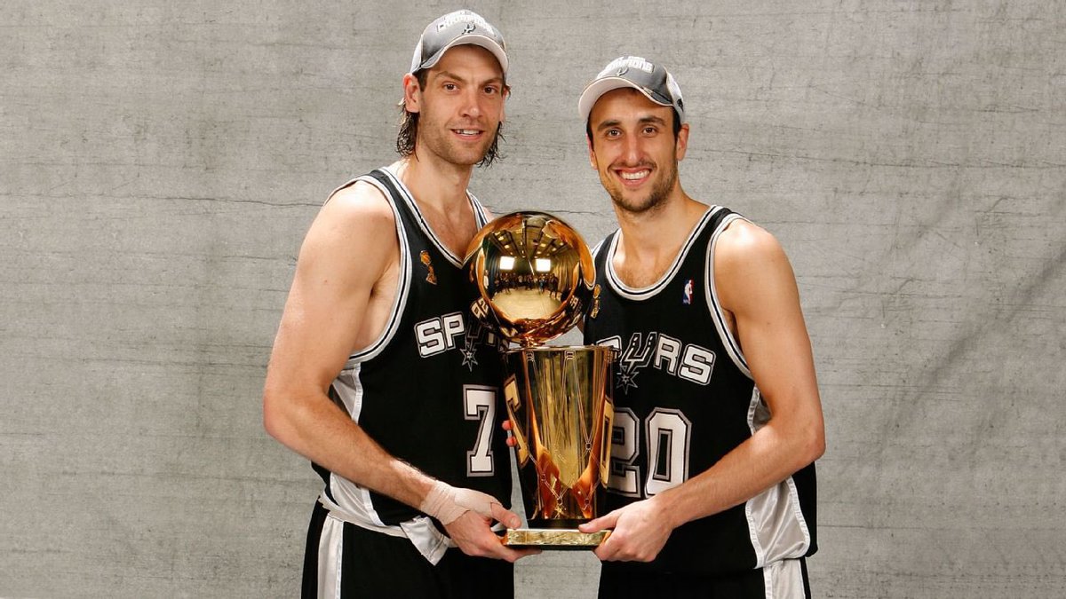 En 2004 campeón olímpico.

En 2007 campeón de la NBA.

En 2025 anunciado como fichaje estelar de Drafteados Enterprises.

Un vídeo todos los meses con este fenómeno. El domingo arrancamos.

Vais a flipar con todo lo que tiene que contar DON FABRICIO OBERTO.

Un crack <a href="/obricio7/">fabricio oberto</a> ❤️