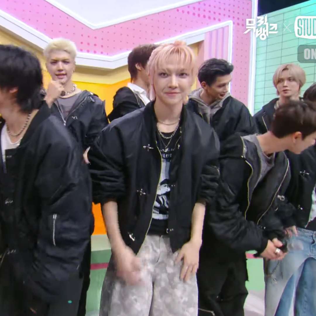 아뮤도안시켯는데 자기혼자 갑자기 카메라에 대고 커척해놓고 민망해하는거 왤케코여움ㅋㅋㅋㅋ