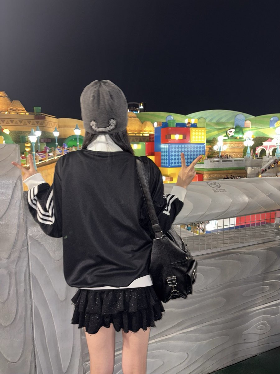 ✰ ⋆ Just a casual night out with popcorn, good lighting, and the perfect jacket.