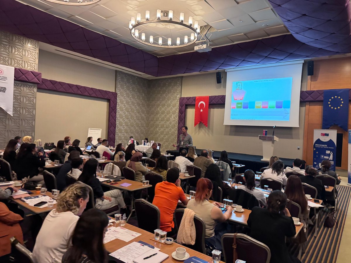 🇪🇺 hashtag#UfukAvrupa Antalya Ulusal Bilgi Günü devam ediyor! 🇪🇺

Etkinliğimiz, Projenin Eğitim Koordinatörü Dr. Nikolaos Floratos, (Dr.)’un gerçekleştirdiği kapsamlı sunumlarla devam ediyor. Dr. Floratos, proje tasarımından konsorsiyum yönetimine, değerlendirme kriterlerinden