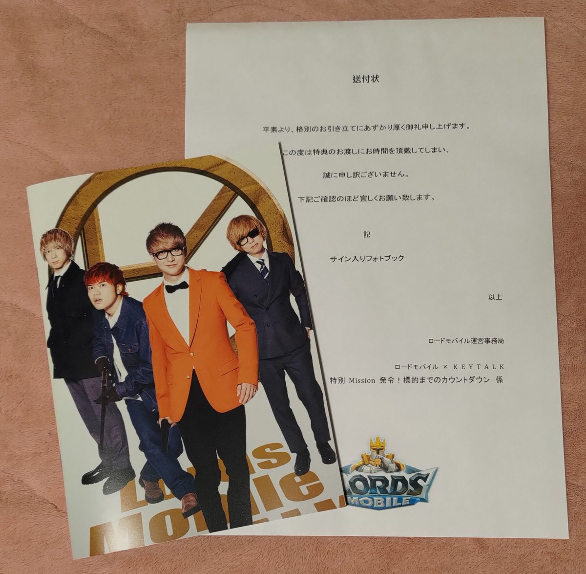 DurgaJayamatadi's tweet photo. ローモバさんからオフショ集来た
きっとないと思ってたサイン入ってた
あの時は生きてる確証がほしくてサイン入りに課金

撮影時どんな気持ちだったんだろうとか、広告やCM決まっててももう無理で続けられないほどにしんどかったことを思うと今でも泣きそう
幸せでいてほしい https://t.co/wYZMEBNSzK