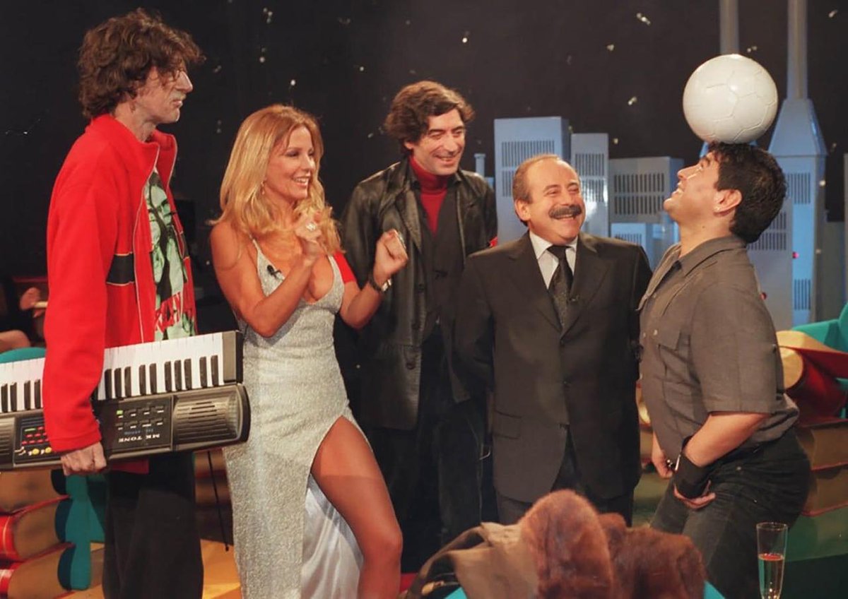 El crossover de los viernes:
García, Alfano, Sabina, Guinzburg y Maradona (🦂 adelante y atrás). La Biblia y El Calefón, 1999.