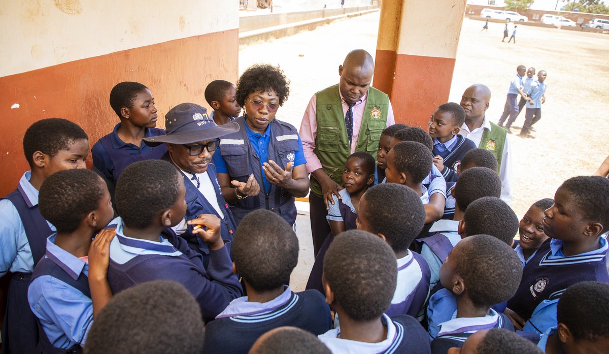 WHOMalawi's tweet image. Our @WHOMalawi Rep Dr @kimamboRN engaged the girls at Kagwa Primary School in a discussion where the youngsters bombarded her with questions on Cervical Cancer &amp;amp; why the need for #HPV #Vaccine.

In the end they all got #vaccinated said they want to be a doctor when they grow up.