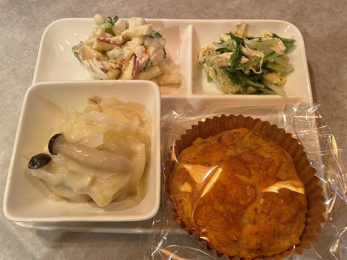 今年のハロウィンプレートよ。
ハロウィンポテトサラダ
ササミの柚子胡椒和え　自家製
ロールキャベツ
かぼちゃのフォカッチャ

30食くらい用意あり〼