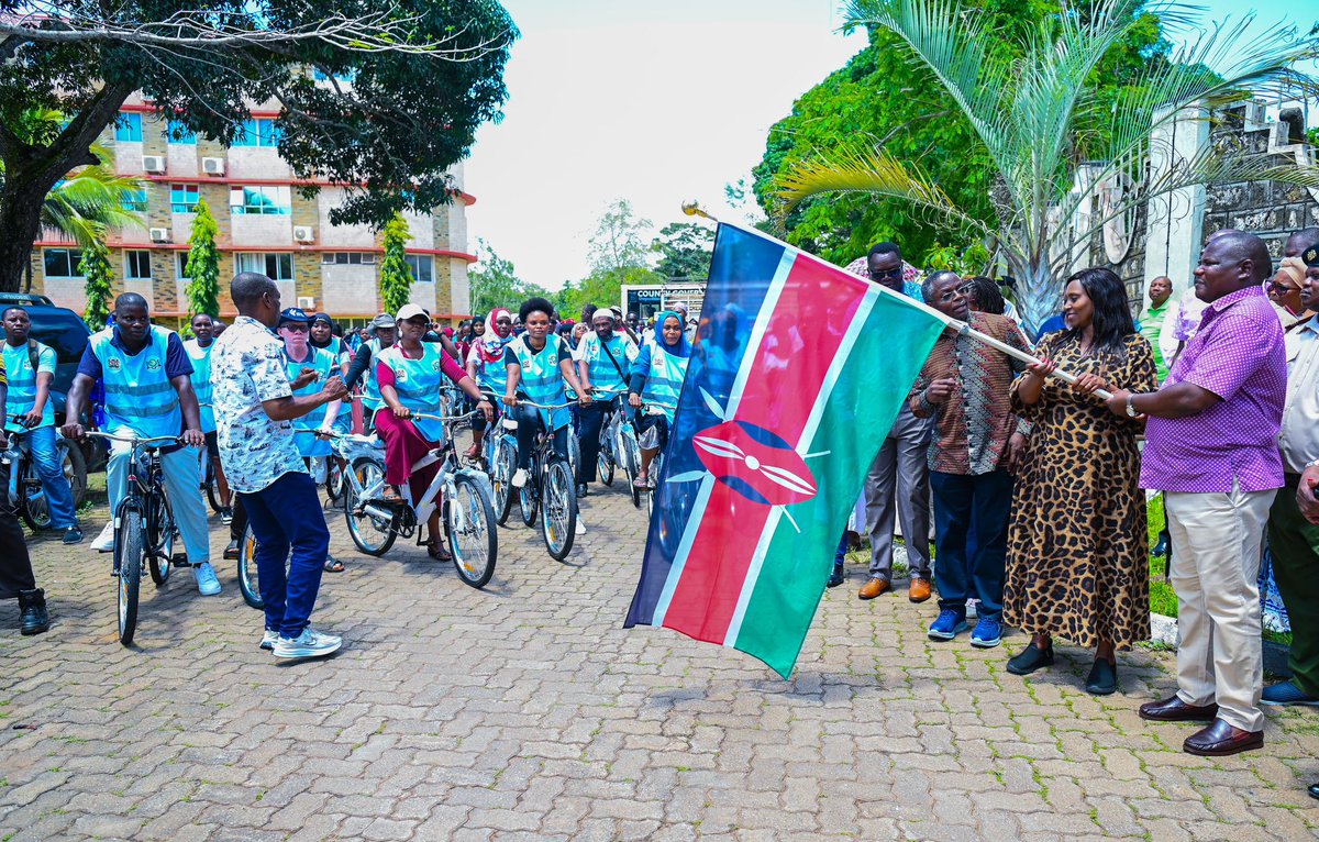 MOH_Kenya's tweet photo. 𝐌𝐢𝐧𝐢𝐬𝐭𝐫𝐲 𝐨𝐟 𝐇𝐞𝐚𝐥𝐭𝐡 𝐅𝐥𝐚𝐠𝐬 𝐎𝐟𝐟 𝟓𝟎𝟎 𝐁𝐢𝐜𝐲𝐜𝐥𝐞𝐬 𝐭𝐨 𝐁𝐨𝐨𝐬𝐭 𝐂𝐨𝐦𝐦𝐮𝐧𝐢𝐭𝐲 𝐇𝐞𝐚𝐥𝐭𝐡 𝐏𝐫𝐨𝐦𝐨𝐭𝐞𝐫𝐬 𝐢𝐧 𝐊𝐰𝐚𝐥𝐞 𝐂𝐨𝐮𝐧𝐭𝐲

The Ministry of Health, in partnership with Amref Health Africa, World Bicycle Relief, and Buffalo Bicycles Kenya, has today flagged off 500 bicycles for Community Health Promoters (CHPs) in Kwale County to enhance their mobility and efficiency in delivering essential healthcare services at the community level.

Speaking during the event, Principal Secretary for Public Health and Professional Standards, Mary Muthoni, underscored that improved mobility is vital in strengthening Primary Health Care (PHC) a key pillar of Universal Health Coverage (UHC).

She noted that with the new bicycles, CHPs will be able to reach more households, conduct timely follow-ups, support disease prevention initiatives, and respond swiftly during health campaigns and outbreaks.

The initiative reinforces the government’s commitment to empower CHPs with the tools, skills, and logistical support they need to ensure that every Kenyan regardless of location can access quality healthcare without financial hardship.