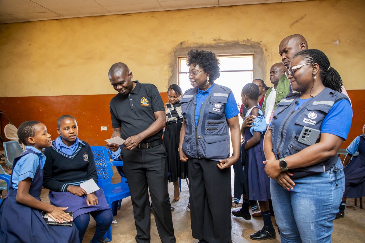 WHOMalawi's tweet image. Our @WHOMalawi Rep Dr @kimamboRN engaged the girls at Kagwa Primary School in a discussion where the youngsters bombarded her with questions on Cervical Cancer &amp;amp; why the need for #HPV #Vaccine.

In the end they all got #vaccinated said they want to be a doctor when they grow up.