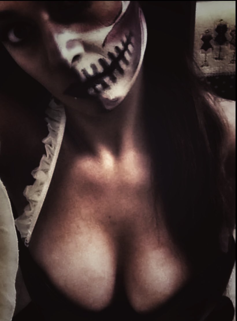 CaliseEvernight's tweet photo. Come closer. I promise the pain will be beautiful. 😈 https://t.co/OCiZBUqH8L