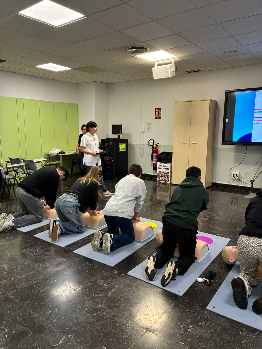 euit_terrassa's tweet image. 👐💓Dimecres vam acollir una jornada de sensibilització i formació en RCP, organitzada conjuntament amb el CAP Sant Llàtzer i el @CSTerrassa. 

Al llarg del dia, professionals i ciutadans van poder practicar i aprendre a fer compressions toràciques de qualitat i conèixer de prop…
