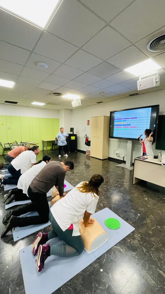 euit_terrassa's tweet image. 👐💓Dimecres vam acollir una jornada de sensibilització i formació en RCP, organitzada conjuntament amb el CAP Sant Llàtzer i el @CSTerrassa. 

Al llarg del dia, professionals i ciutadans van poder practicar i aprendre a fer compressions toràciques de qualitat i conèixer de prop…