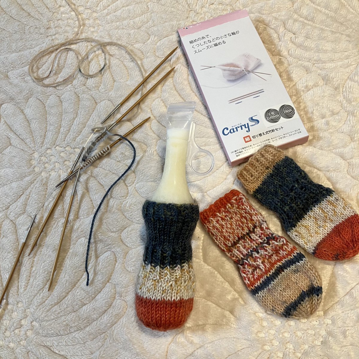 初めての輪編みでパピコのセーター編んでみた🧶(参考<a href="/knitknitice/">アイスのニット屋</a>さん）
パピコ冷たくない👍
店頭でどの輪針がいいか分からずキャリーエスという細い竹針セットを買って動画を見ながら練習…とっても難しかったねじりゴム編みが。3個目も何度か編み直した。下手くそすぎる。さてと4個目いこうか。