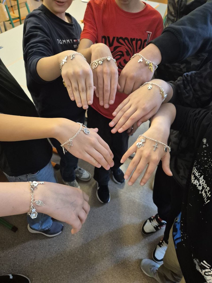 PatverumsDM's tweet image. Mākslas terapija palīdz Ukrainas tīņiem Latvijā atrast līdzsvaru un ticību sev. 🎨
12 nodarbības atklāja, ka radošums dziedē un vieno.
Noslēdzas projekts “Izglītojošas un radošas nodarbības kā atbalsts Ukrainas iedzīvotāju veiksmīgākai integrācijai”. #patvērumsdrošāmāja #Ukrainai