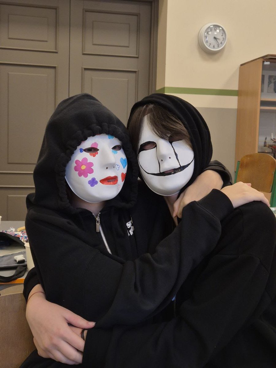 PatverumsDM's tweet image. Mākslas terapija palīdz Ukrainas tīņiem Latvijā atrast līdzsvaru un ticību sev. 🎨
12 nodarbības atklāja, ka radošums dziedē un vieno.
Noslēdzas projekts “Izglītojošas un radošas nodarbības kā atbalsts Ukrainas iedzīvotāju veiksmīgākai integrācijai”. #patvērumsdrošāmāja #Ukrainai