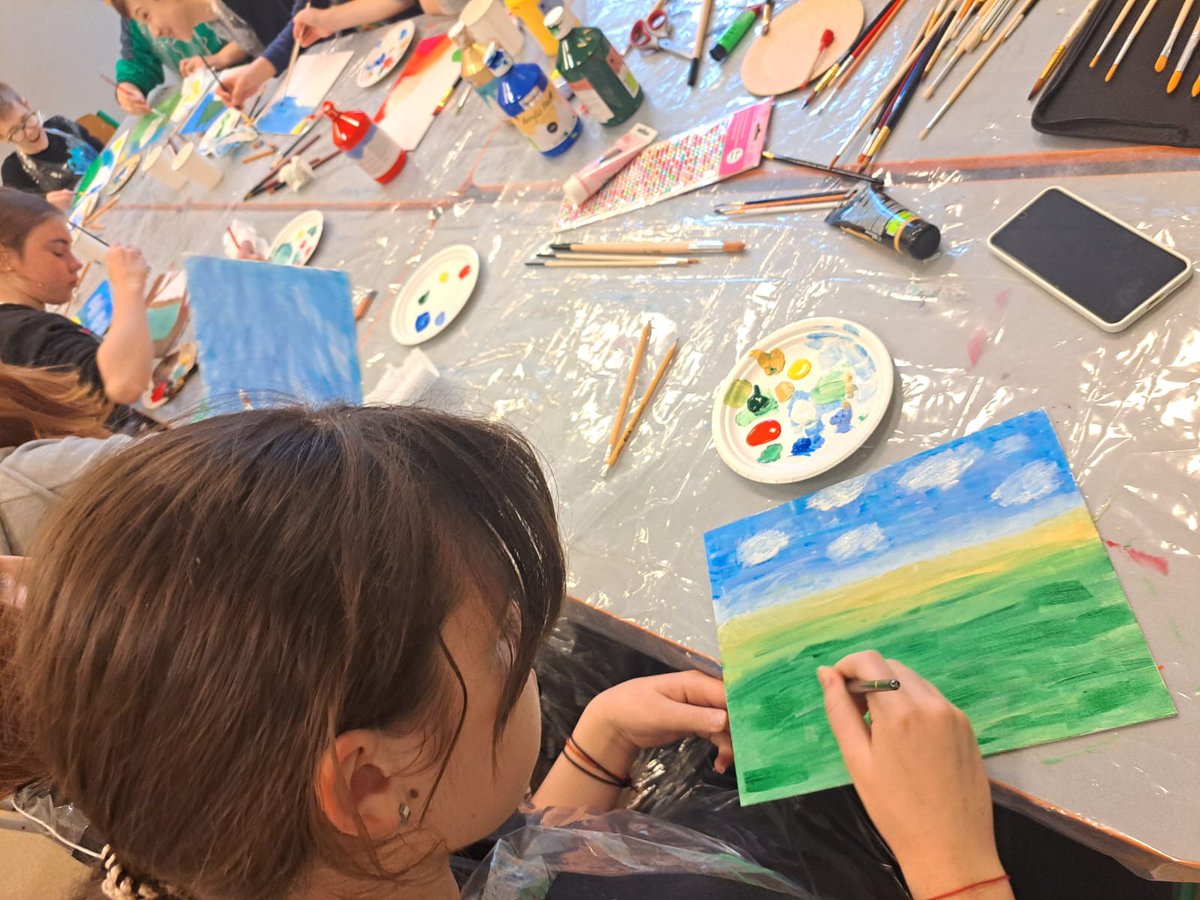 PatverumsDM's tweet image. Mākslas terapija palīdz Ukrainas tīņiem Latvijā atrast līdzsvaru un ticību sev. 🎨
12 nodarbības atklāja, ka radošums dziedē un vieno.
Noslēdzas projekts “Izglītojošas un radošas nodarbības kā atbalsts Ukrainas iedzīvotāju veiksmīgākai integrācijai”. #patvērumsdrošāmāja #Ukrainai