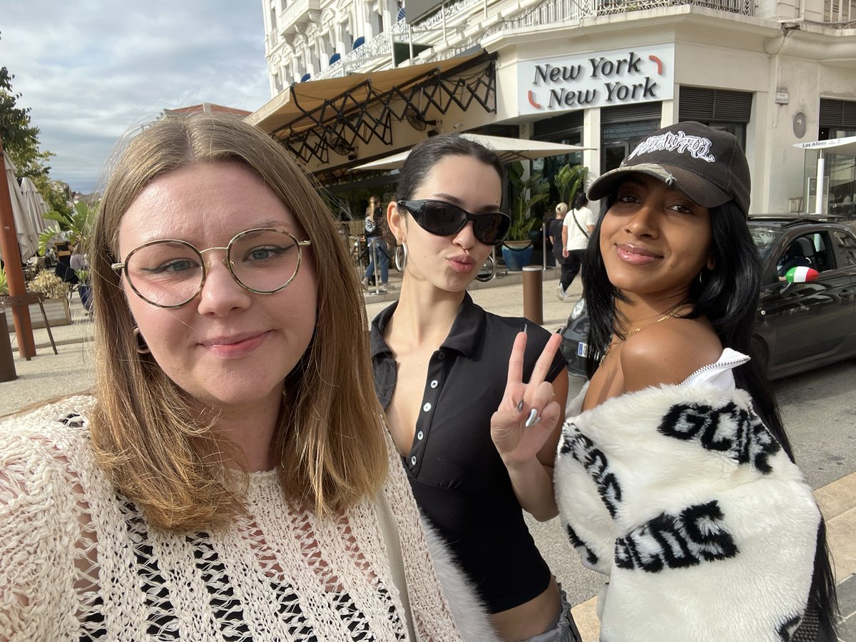 _chanani's tweet image. I MET DANIELA AND LARA FROM KATSEYE IN CANNES WHAT??????