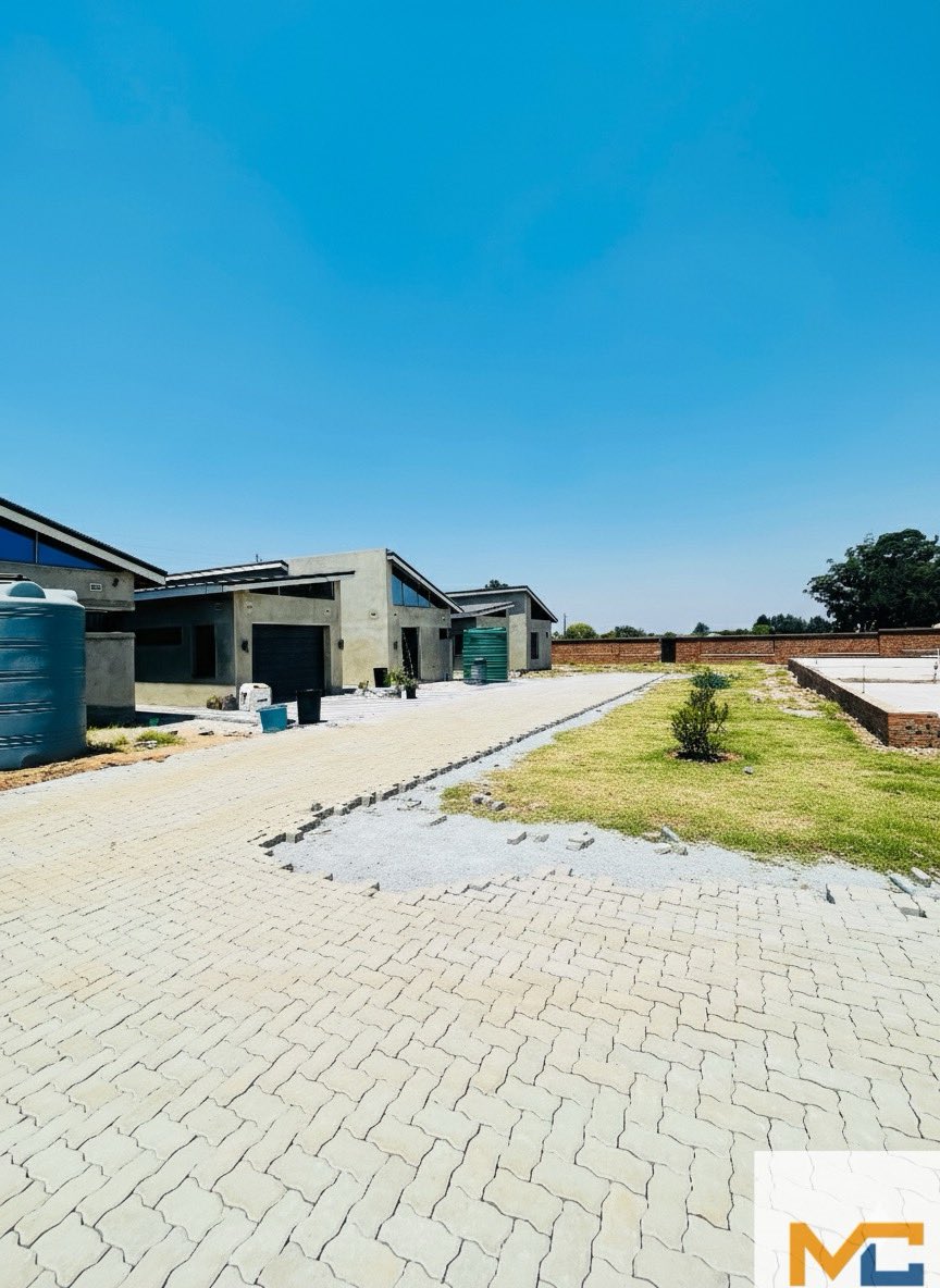 MasiluxeC's tweet photo. Industrial Paving in progress
80mm Industrial Pavers 
Contact 0774244380

#MasiluxeContractors #industrialpavers #DrivewayTransformation https://t.co/lbGPEWLhog