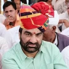 JDCHOUDHARY007's tweet photo. दक्षिण अफ्रीका का राष्ट्रपति बनने के बाद एक बार नेल्सन मंडेला अपने सुरक्षा कर्मियों के साथ एक रेस्टोरेंट में खाना खाने गए। सबने अपनी-अपनी पसंद का खाना ऑर्डर किया और खाना आने का इंतज़ार करने लगे।

उसी समय मंडेला की सीट के ठीक सामने की सीट पर एक व्यक्ति अपने खाने का इंतजार कर रहा था। 

मंडेला ने अपने सुरक्षा कर्मी से कहा कि उसे भी अपनी टेबल पर बुला लो। 

ऐसा ही हुआ। सभी खाने लगे। लेकिन खाना खाते वक़्त उस आदमी के हाथ कांप रहे थे।

खाना ख़त्म कर वह सिर झुकाकर रेस्त्रां से बाहर निकल गया। 

उस आदमी के जाने के बाद मंडेला के सुरक्षा अधिकारी ने बताया कि वह व्यक्ति शायद बहुत बीमार था। खाते वक़्त उसके हाथ लगातार कांप रहे थे और वह ख़ुद भी कांप रहा था।

मंडेला ने कहा, ऐसा नहीं है।

वह उस जेल का जेलर था, जिसमें मुझे 27 साल क़ैद रखा गया था। जब कभी मुझे यातनाएं दी जाती थीं और मैं कराहते हुए पानी मांगता था तो ये मेरे ऊपर पेशाब करता था।

मंडेला ने कहा, "मैं अब राष्ट्रपति बन गया हूं। उसने समझा कि मैं भी उसके साथ शायद वैसा ही व्यवहार करूंगा। पर मुझे लगता है कि बदले की भावना से काम करना विनाश की ओर ले जाता है। वहीं धैर्य और सहिष्णुता की मानसिकता हमें विकास की ओर ले जाती है"।
*कोई निष्कृष्ट लोग आप पर कुछ गलत लिखे या 
बोले तो परवाह नहीं करे हाथी चलता है तो कई कुत्ते भौंकते है उससे कोई फर्क नहीं पड़ता

ये कहानी सभी रालोपियांस को अपने जहांन में उतार लेनी चाहिए, कितने भी आलोचक या फ़ाल्तूबाज़ी करने वाले लोग हो, उनको बिना प्रतिक्रिया दिए आगे बढ़िए और अपनी ताक़त और ऊर्जा को सकारात्मक ढंग से धरातल पर लगाइए ताकि रिजल्ट मिले और आलोचकों को जवाब भी !! 

@hanumanbeniwal @manphoolsaran7 @seemabadiyasar @RLP__Sheshma @js_rajpurohit10 @shekharcanada