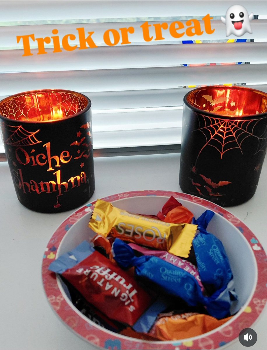 ZoeMillerAuthor's tweet image. Trick or treats in the writing room this morning, including a character who meets a ghoulish end 👻👀
#HappyHalloween 
#samhain
#amwrit