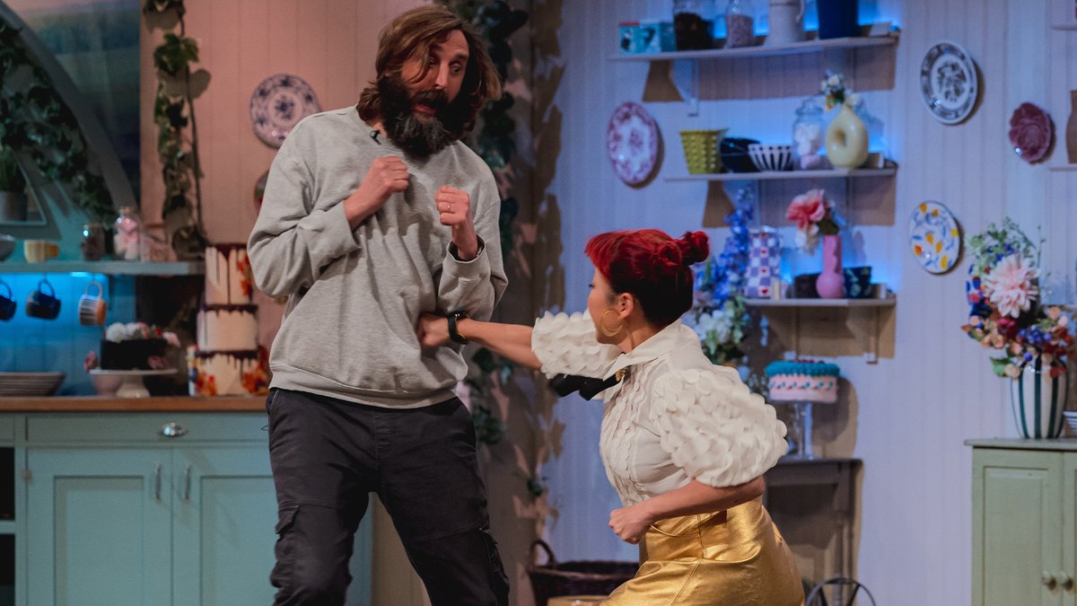 4Viewers's tweet image. '@GillinghamJoe, @Cherish_Finden and @Kathbum enjoy a slice of patisserie paradise, salivating over the impressive bakes of the semi-final. #GBBO #AnExtraSlice, 8pm on @Channel4