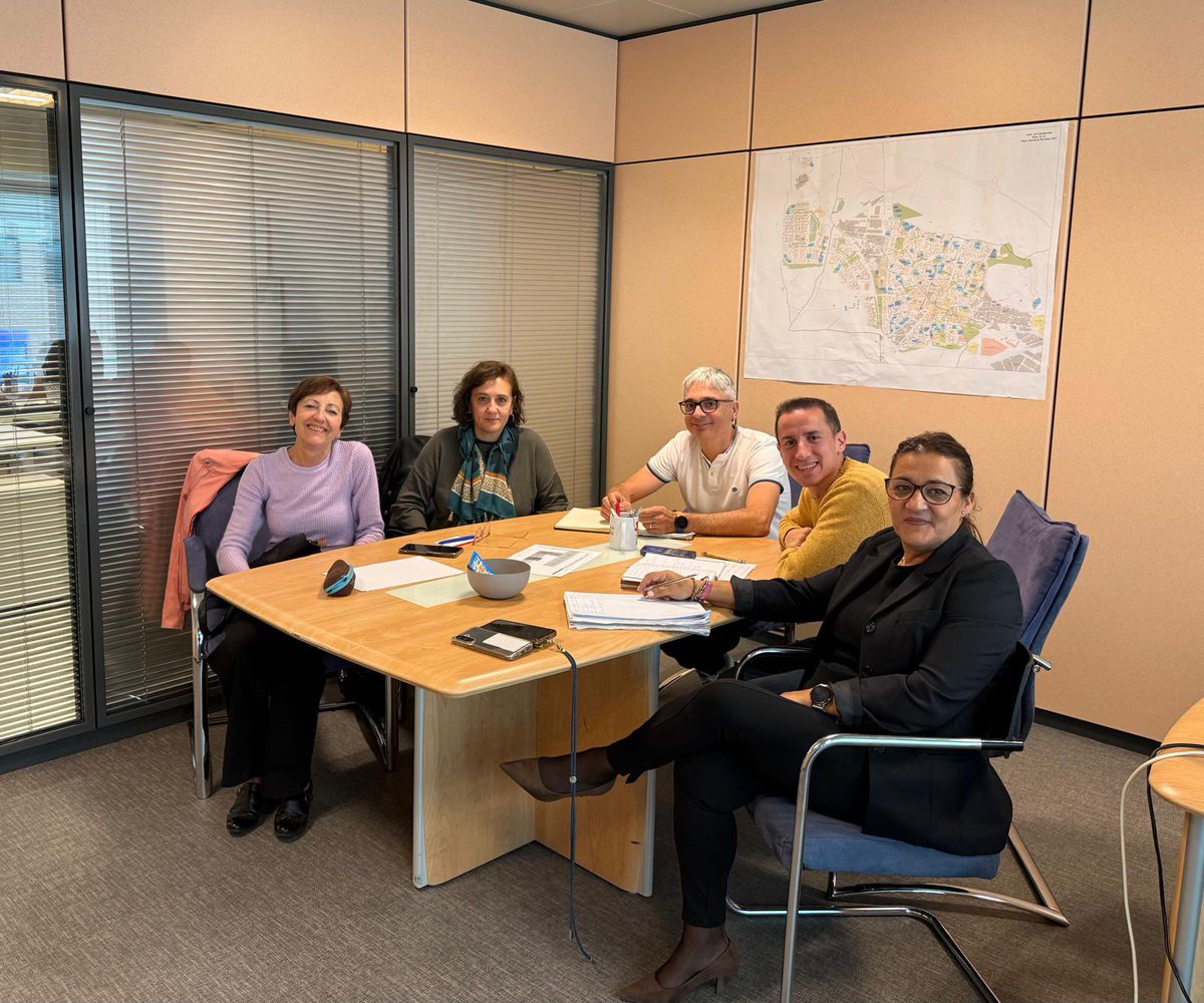🤝 Hoy nos hemos reunido con AFAMSO, Asociación de Familiares de Personas con Alzheimer y otras demencias, para seguir avanzando en la mejora de la atención y los recursos destinados a sus usuarios.

Seguimos trabajando juntos por una Fuenlabrada más solidaria y comprometida 💙