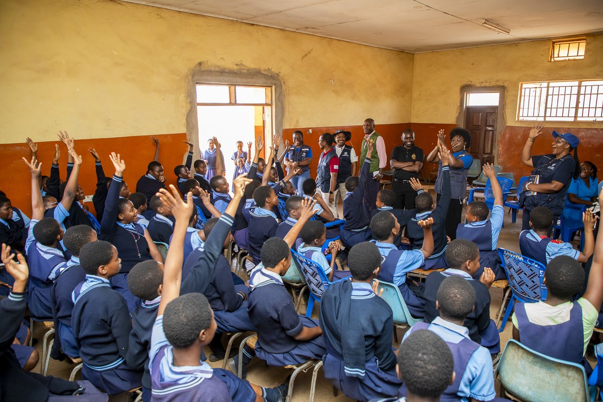WHOMalawi's tweet image. Our @WHOMalawi Rep Dr @kimamboRN engaged the girls at Kagwa Primary School in a discussion where the youngsters bombarded her with questions on Cervical Cancer &amp;amp; why the need for #HPV #Vaccine.

In the end they all got #vaccinated said they want to be a doctor when they grow up.