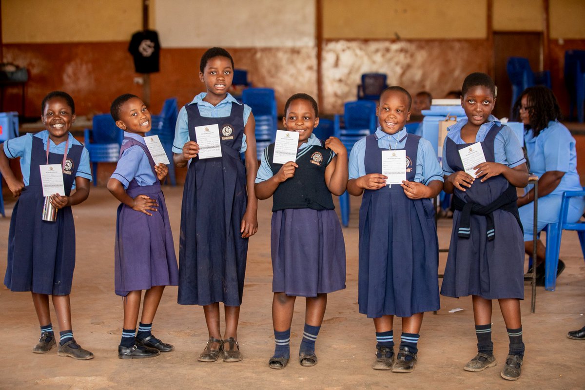 WHOMalawi's tweet image. Our @WHOMalawi Rep Dr @kimamboRN engaged the girls at Kagwa Primary School in a discussion where the youngsters bombarded her with questions on Cervical Cancer &amp;amp; why the need for #HPV #Vaccine.

In the end they all got #vaccinated said they want to be a doctor when they grow up.