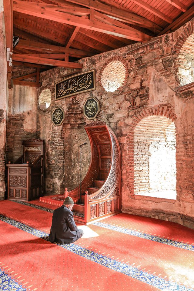 Hikmet ehli zatlar buyuruyor ki:
Namaz, müminin miracıdır. Allahü teâlânın bu ümmete en büyük merhameti ve şefkati, ihsan ettiği namazdır.

Bir gün İsa aleyhisselam bir yerden geçerken çok güzel bir kuş görür. Kuş o kadar parlaktır ki, her zerresinden yayılan nurla ortalık