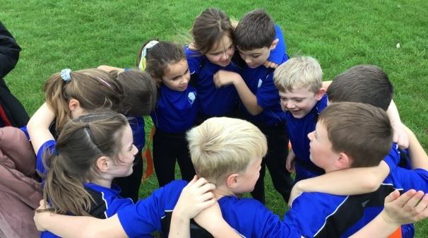 Dovery_Academy's tweet photo. Miss Geal and Miss Peachey were delighted to report that our Year 4 team had a brilliant afternoon of Tag Rugby at Leighton Buzzard Rugby Club before the break. The children played several great games - even winning a few! 1 pupil also received a Spirit of the Games award! https://t.co/4TkJWfyMV3