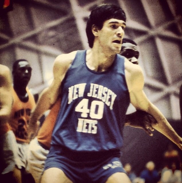 1️⃣ GONZALO VÁZQUEZ: "Despertó la atención de los ojeadores americanos que es un mérito casi mayor que el haber jugado en la NBA".
2️⃣ L. ESPENCER (New York Post verano 85): "Si Fernando juega 3 años NBA se convertirá en uno de los 5 mejores power forward del mundo".
📷 P. Arnuero.