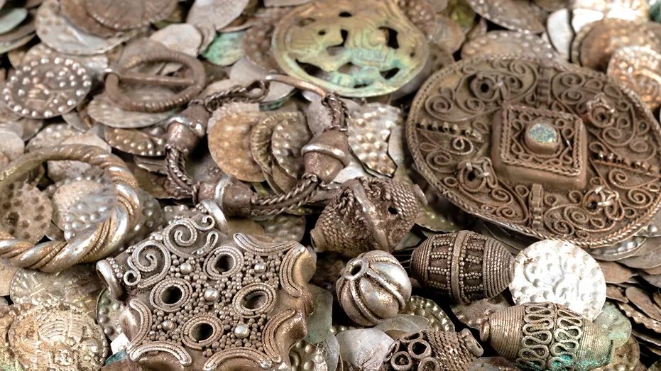 🇸🇪 A Swedish angler accidentally discovered one of the largest medieval silver hoards ever found in the country.

While digging for worms near his summer home outside Stockholm, he unearthed a rusted metal pot filled with silver, including jewelry and thousands of coins, totaling