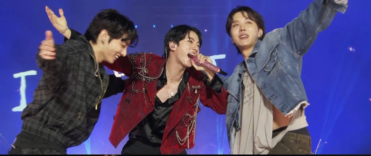 حالا که سه تا از پسرا کنار همن بهتر این جمله رو درک میکنم که bts7نفره قشنگه و معنا داره 
هر لحظه حس می‌کنم یه چی کمه 😭