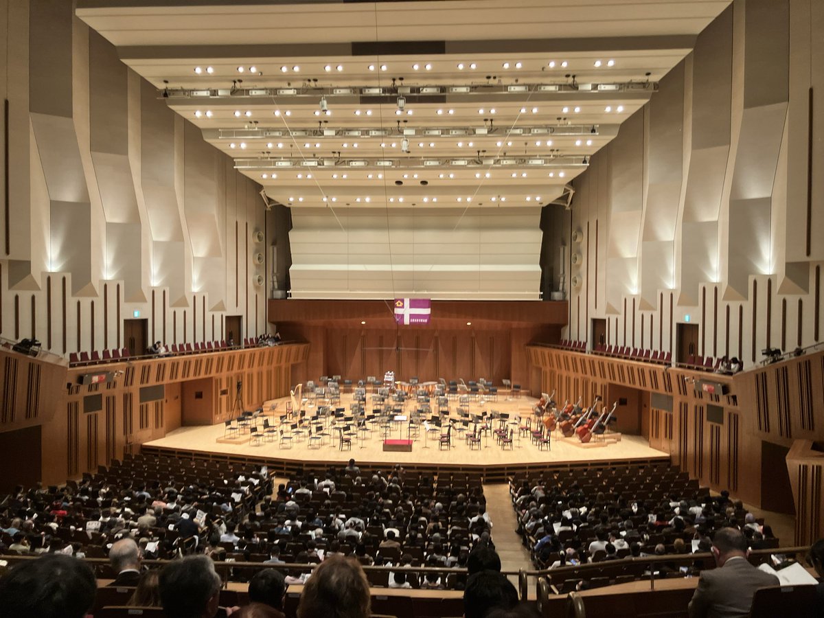 kappa_rappa_tp's tweet image. 今日はこちらへ。後輩の演奏を楽しみました。思えば34年前に自分も同じホールで、ショスタコの５番を演奏しました。歴史が続いていることに感謝です。
また、#立響 OBOG会が本日刊行した100年史を購入。目次を見ただけで興味がそそられます！OBOG会事務局で取り扱っています。
＃立教大学　＃交響楽団