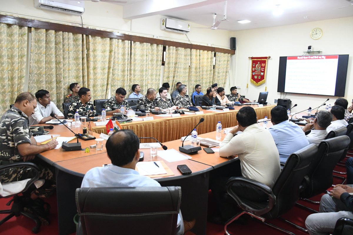 क्षेत्रक मुख्या.स. सी. बल, गोरखपुर में उपमहानिरीक्षक श्री मुन्ना सिंह जी की अध्यक्षता में अग्र सूचना अभिकरण बैठक सफलतापूर्वक संपन्न हुई।
इस अवसर पर संबंधित प्रशासनिक अधिकारियों ने सहभागिता करते हुए विभिन्न महत्वपूर्ण बिंदुओं पर चर्चा की भविष्य की कार्ययोजना पर विचार-विमर्श किया।