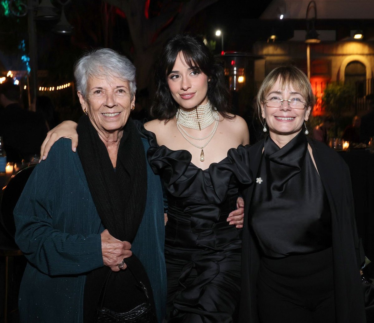 workingforcc's tweet image. Camila Cabello junto a su abuelita Mercedes  y Sinu en la gala del Dia De Muertos en Los Angeles.