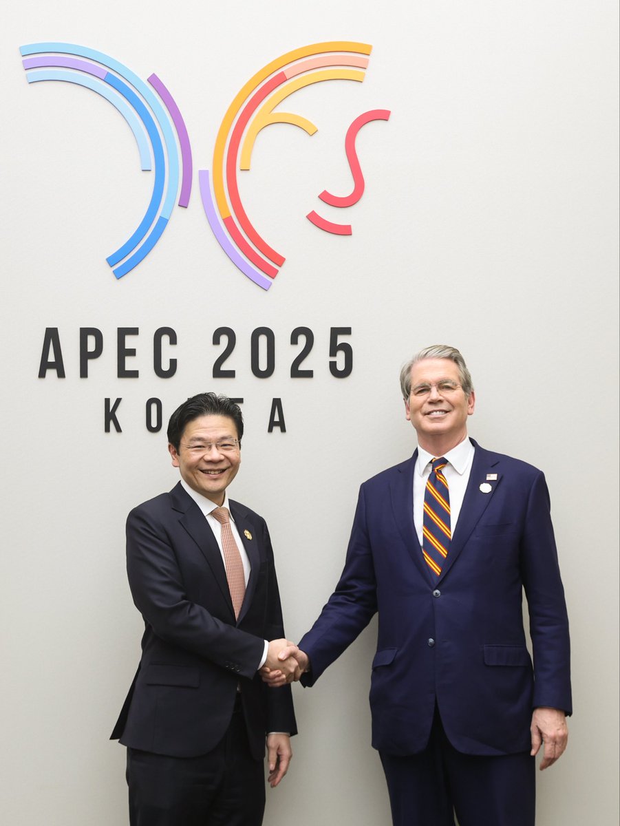 LawrenceWongST's tweet image. Had a good meeting with US Secretary of the Treasury Scott Bessent on the sidelines of @APEC. We discussed ways to strengthen SG–US economic ties and foster growth through innovation, finance, &amp;amp; digital technologies. SG will do our part to support the US G20 Presidency next year.