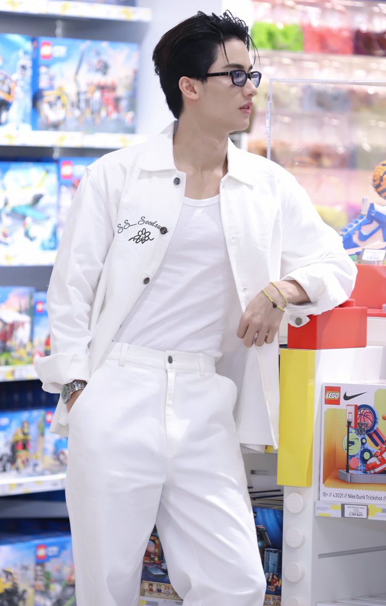Nongshaneii's tweet photo. พี่เต หนูตัวแค่นี้เอง🤏

TAYNEW WITH LEGO
#LEGONewStoreCentralChiangMaixTayNew
#TayNew #เตนิว 
#Newwiee #Tawan_V 
@Tawan_V @new_thitipoom https://t.co/Vsi50SSalQ
