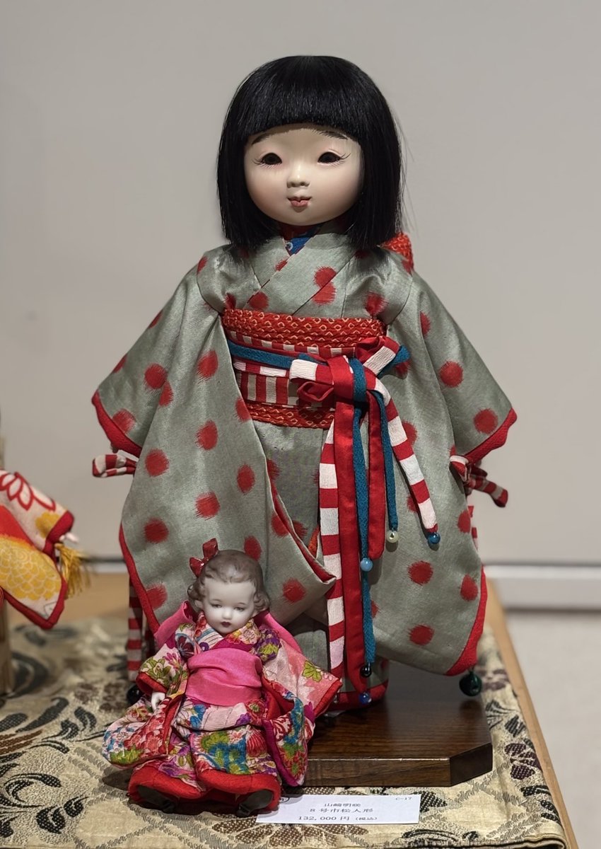 普段引きこもりなのに3日も続けて会場行ったらとんでもなく疲れてしまった
明咲さんの子と記念撮影
お人形が可愛いのは言わずもがなだけど、どの作品も着物のセンスがずば抜けてる
今回のうらら展、本当に勉強になる事が多かった
自分の方向性が見えたというか…
いや、まだ終わってないけど疲れた