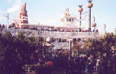 PixiedustDLP's tweet image. Throwback to a completely different Halloween Festival at Disneyland Paris, early 2000's. A lot of effort was done to decorate the park, especially Frontierland. #disneylandparis #disneyparks #disneyhalloween