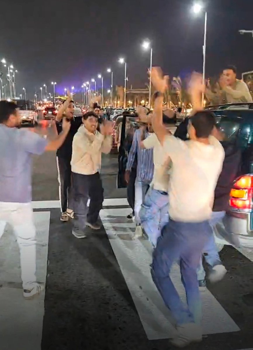 🔴 قبل الفجر المصريين واقفين بيحتفلوا قدام المتحف المصري الكبير ❤️
عاملين حنة المتحف 👌 فرحة فرعونية مصرية أصيلة 🇪🇬
#المتحف_المصري_الكبير #مصر