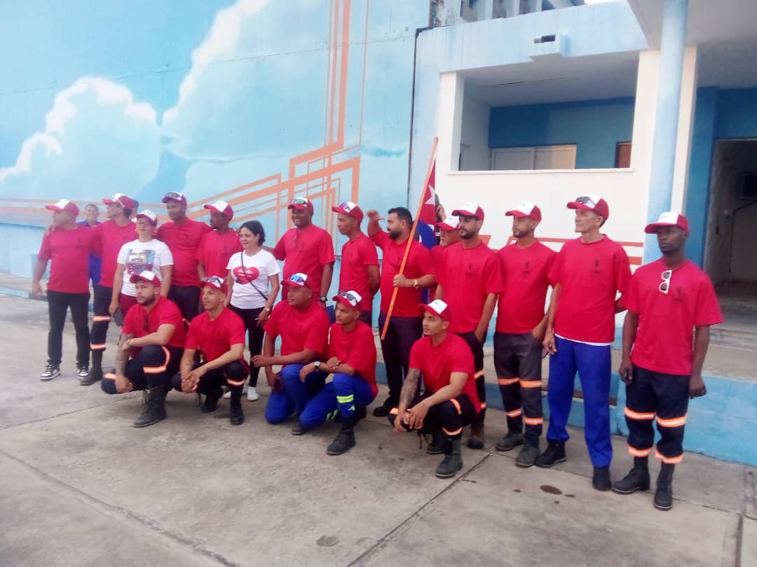 Abanderados contingentes de linieros eléctricos y de Etecsa para prestar su ayuda en las provincias del oriente de #Cuba azotadas por el devastador huracán Melissa. #loquenosUNEcompromiso
