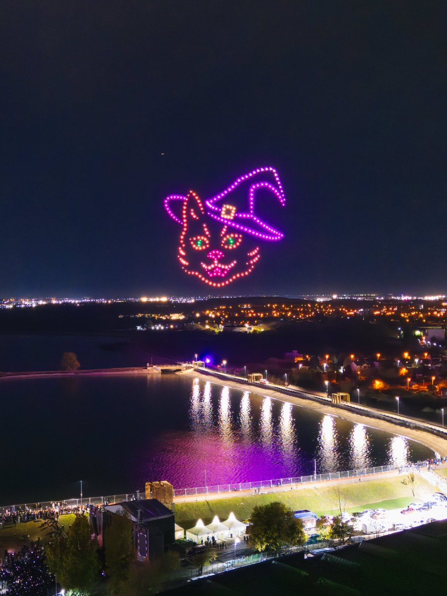 flystackshows's tweet image. Happy Halloween!👻
#Halloween #droneshow #flystack #WestSideHalloFest